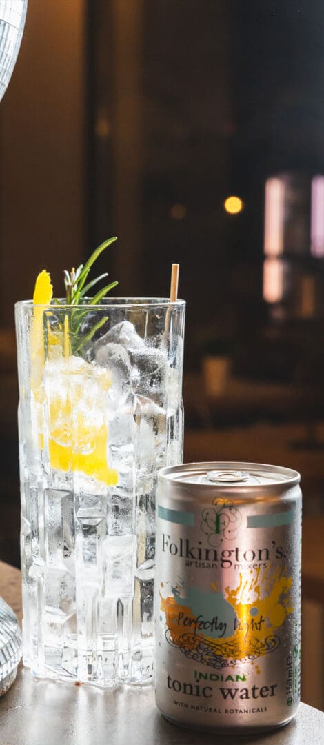 Gin tonic con rosmarino e scorza d'arancia, acqua tonica artigianale